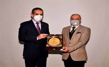 محافظ الغربية يكرم جامعة طنطا لفوزها بجائزة مصر للتميز الحكومي 2020 
