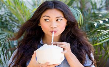 ماء جوز الهند وعصير الليمون علاج طبيعي لقشرة الشعر
