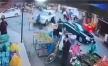 فيديو: أردنية تقتحم سوقًا للخضروات بسيارتها وتدهس شخصا 