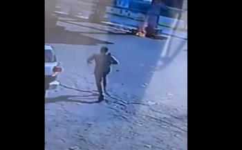 سعودي ينقذ العشرات من حريق محطة وقود بسرعة تصرفه (فيديو)