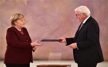 رئيس المانيا يسلم المستشارة انجيلا ميركل شهادة الاعفاء من منصبها