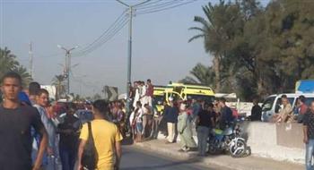 مصرع شخص وإصابة 12 آخرين في حادث مروع بالطريق الصحراوي