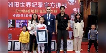 طفلة صينية تسجل 3 أرقام قياسية عالمية في يوم واحد (فيديو)