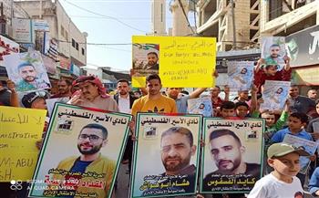  مسيرة كبيرة لدعم الأسرى الفلسطينيين بسجون الاحتلال