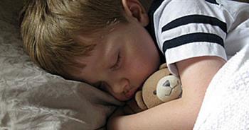 7 نصائح لتجنب مخاطر مشى الأطفال والتحدث أثناء النوم 