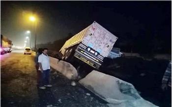إصابة سائق في حادث انقلاب «مقطورة» بطريق الإسكندرية الصحراوي