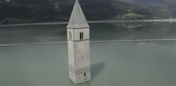 لقطات مذهلة تظهرها طائرة بدون طيار لبرج أحد الكنائس الإيطالية الغارقة