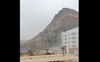  الإعصار شاهين يتسبب بانهيار جبل على سكن عمالي بمسقط.. شاهد