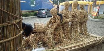 في إندونيسيا.. مجموعة من الفنانين يقومون بعمل نموذج لتمثال سفينة من الخيزران 