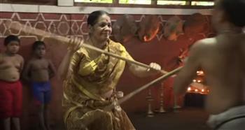 مسنة تحيي عادة تقليدية هندية منذ 3 آلاف عام (فيديو)