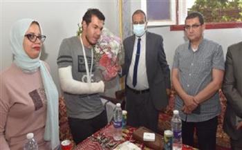 رئيس جامعة سوهاج يزور طبيبا اعتدى عليه مرافقو مريضة أثناء تأدية عمله