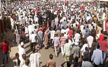 مظاهرات حاشدة في الخرطوم وقطع الاتصالات وإغلاق جسور 