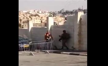 إذلال جديد للاحتلال.. فلسطيني يهرب من جندي إسرائيلي بعد تقييده على طريقة الأفلام (فيديو)