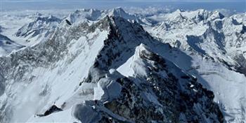 فقدان ثلاثة متسلقين في جبل إيفرست بسبب انهيار جليدي