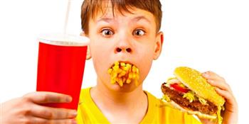 أبرزها الوجبات الجاهزة.. 4 أطعمة تفقد طفلك القدرة على التركيز