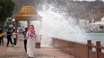 برك مياه وسيارات عالقة.. لقطات مروّعة لتأثير إعصار شاهين في عُمان (فيديو)