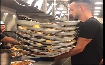 نادل عربى يذهل الجميع فى مطعم إسرائيلى بمهارة لا تُصدق (فيديو)