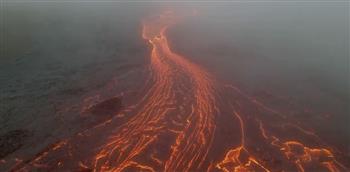 منظر مذهل.. طائرة بدون طيار تصور اندلاع بركان فى آيسلندا (فيديو)