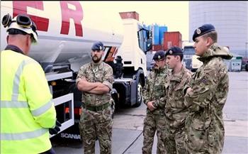 الجيش البريطاني يبدأ توزيع الوقود على المحطات
