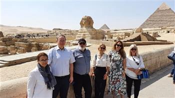 مسؤول أوروبي والسفير الهولندي بمصر يزوران أهرامات الجيزة