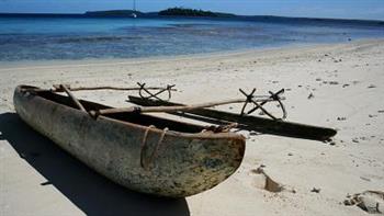 سكان جزيرة تونجا يفضلون القوارب التقليدية لمكافحة التغير المناخى