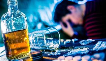 تسبب له فى مأساة.. أوروبي يتخلص من إدمان الكحول بالمسامير والمفكات