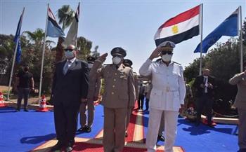 محافظ أسيوط وقائد المنطقة العسكرية يضعان إكليل الزهور على قبر الجندي المجهول
