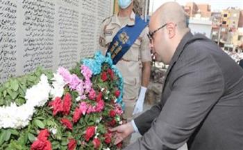 محافظ بنى سويف يضع إكليل زهور على النصب التذكارى لقبر الجندى المجهول