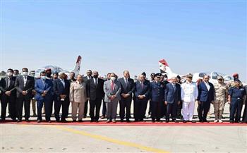 محافظ المنيا يقدم التهنئة لرجال القوات المسلحة بمطار المحافظة