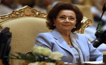 أمام قبر الرئيس الراحل.. أحدث ظهور لسوزان مبارك ونجلها جمال (صور)