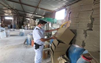 ضبط 300 طن مواد بلاستيكية ومطهرات داخل مصانع بدون ترخيص بالغربية