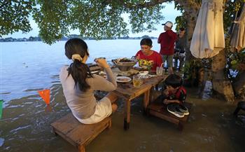 تجربة غريبة في تايلاند.. مطعم وسط مياه الفيضان (صور)
