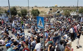 عشرات الآلاف يؤدون صلاة الجمعة في المسجد الأقصى رغم قيود الاحتلال