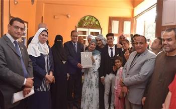 رئيس جامعة سوهاج يزور أسرة طالبة نجحت في محو أمية 5 دارسين