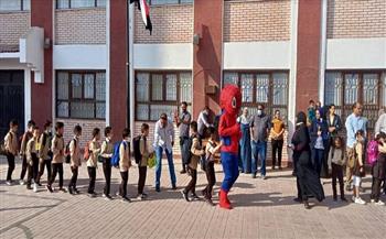 بالعرائس والحلوى: مدارس المنيا تستقبل الطلاب بالعام الدراسي الجديد