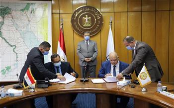 وزير القوى العاملة يشهد توقيع اتفاقية عمل بين "يونيفرسال والصناعات المعدنية"