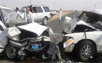 مصرع وإصابة 11 شخصًا في حادث تصادم بين سيارتين بالطريق الأوسطي