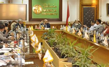مجلس عمداء جامعة المنيا يتابع الاستعدادات النهائية لبدء الدراسة واستقبال الطلاب غدا