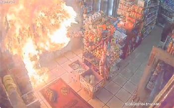 شخص يلقي قنبلة مولوتوف حارقة في متجر بنيويورك