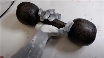 يشبه ذراع الإنسان.. الكشف عن ذراع روبوت مدعوم بعضلات اصطناعية  (فيديو) 