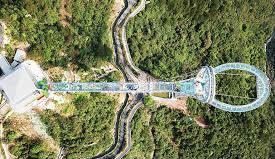 إحساس بالمغامرة فوق جسر «روى» الزجاجى فى الصين (فيديو)