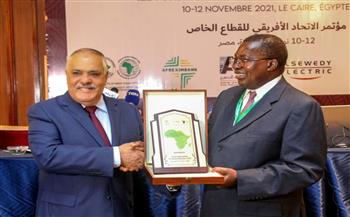 «فخر الصناعة».. تكريم رئيس الهيئة العربية للتصنيع بمنتدى الاتحاد الأفريقي