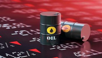 انخفاض مفاجئ في مخزونات الخام الأمريكية يصعد بأسعار النفط