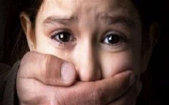 عرض طفلة على الطب الشرعي بعد الاعتداء عليها جنسيا