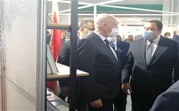 الرئيس التونسي يتفقد جناح هيئة الكتاب بمعرض تونس الدولي للكتاب