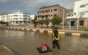 رئيس مدينة مرسى علم يتابع إزالة آثار الأمطار على جوانب الطرق 