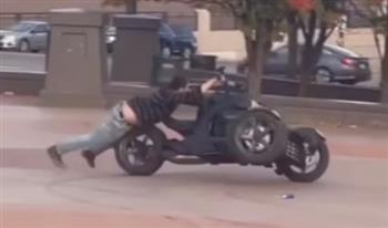 فى لحظة استعراضية.. رجل يسقط بدراجته الآلية فى منطقة تزلج (فيديو) 