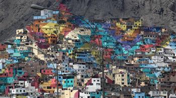 لوحة جدارية ضخمة تزين عاصمة بيرو بألوان الطيف