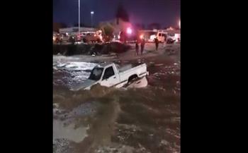 سيول عنيفة.. شوارع السعودية تتحول إلى بحيرات (فيديو)