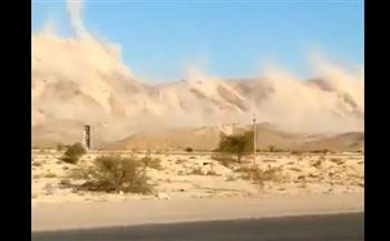 شاحنات ترقص وجبال تنهار.. لحظات مروعة لوقوع زلزال في إيران (فيديو)
